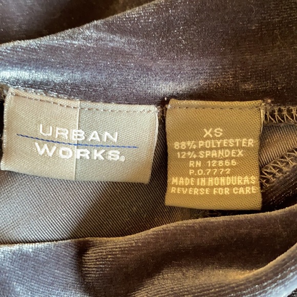 🌸Velvet sleeveless top - Picture 3 of 3